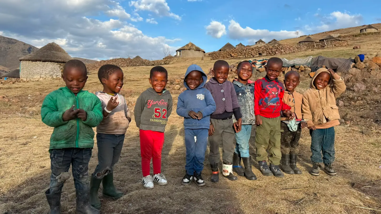 Kinder in einem Dorf in Lesotho