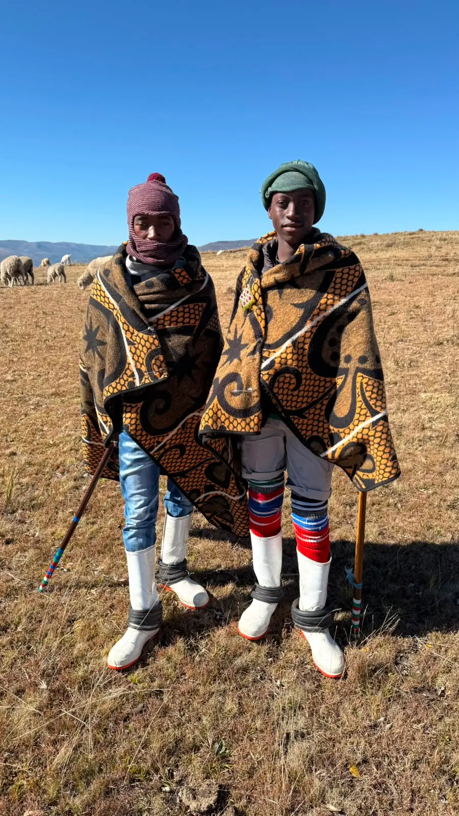 Junge Hirten in traditionellen Decken in Lesotho