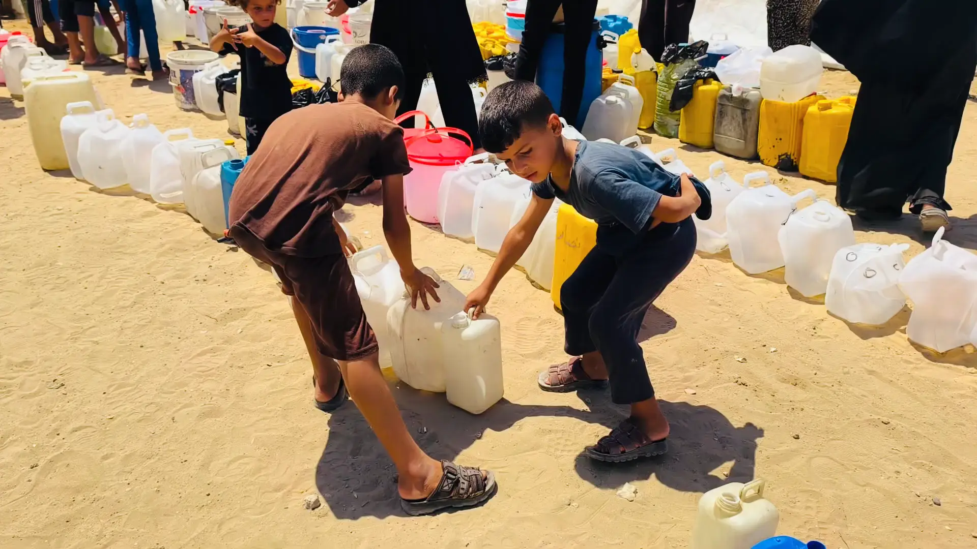 Kinder holen Wasser in Gaza