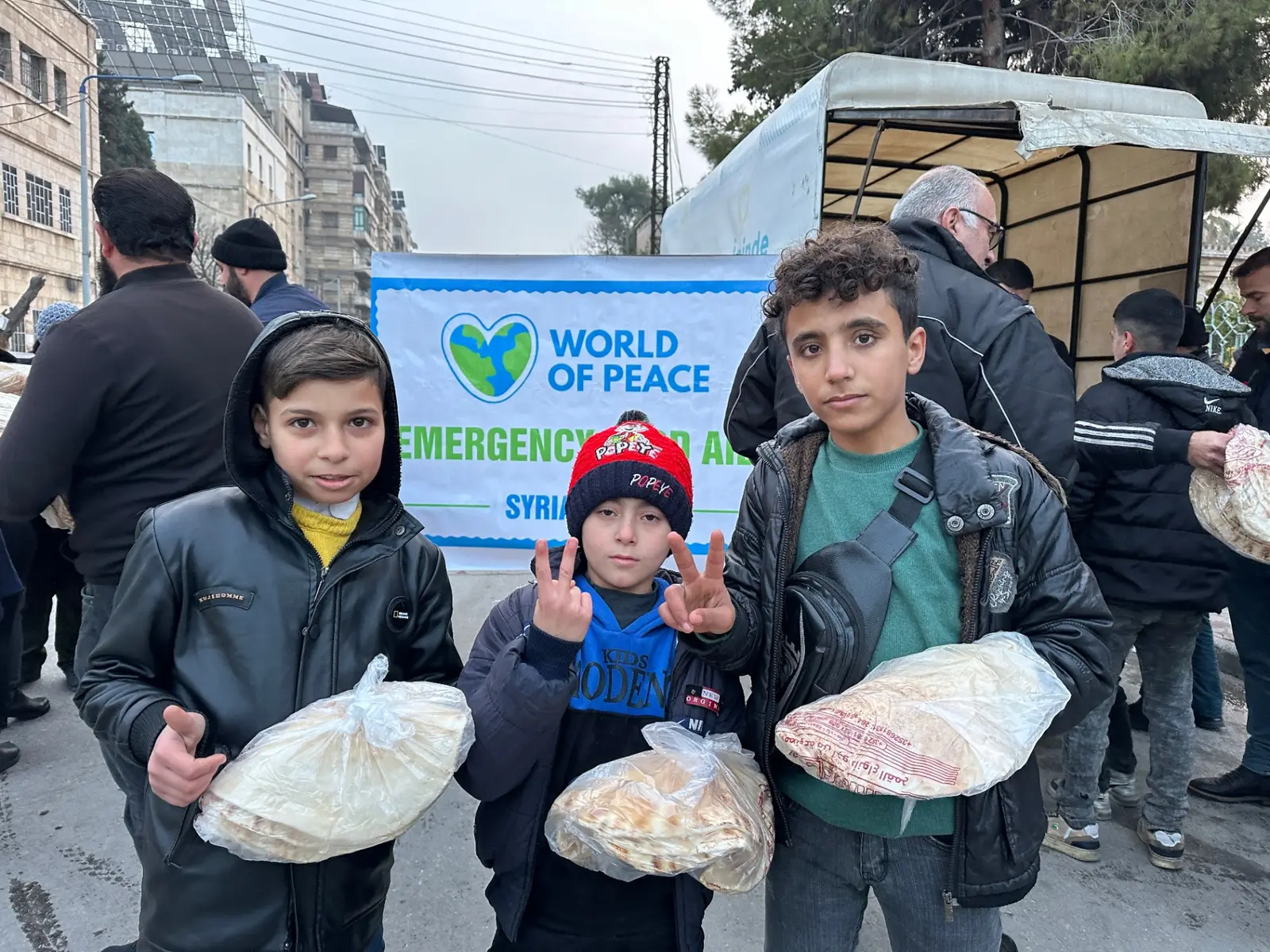 Kinder bei Essensausgabe in Syrien